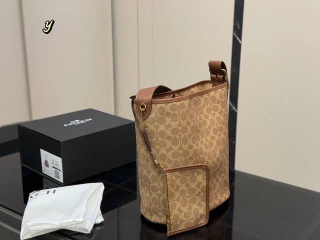 p280 Comes with box Size: 28*30cm Coach's new Bleecker 28 bucket bag The new "lu