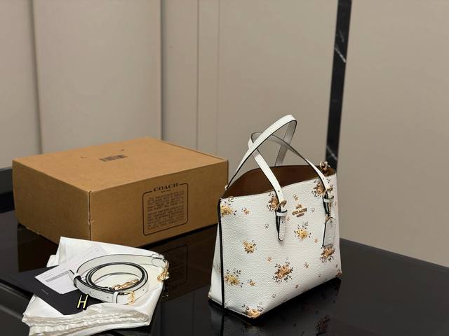 p270 Comes with box. Size: 25*20cm. Coach Mollie Tote Small Tote Bag. A scaled-d