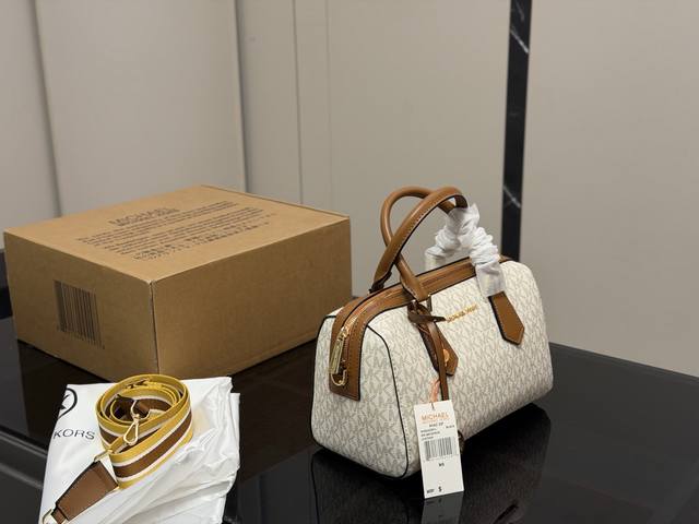 p270 Comes with box Size: 26cm Mk New pillow bag You'll find it gets better the