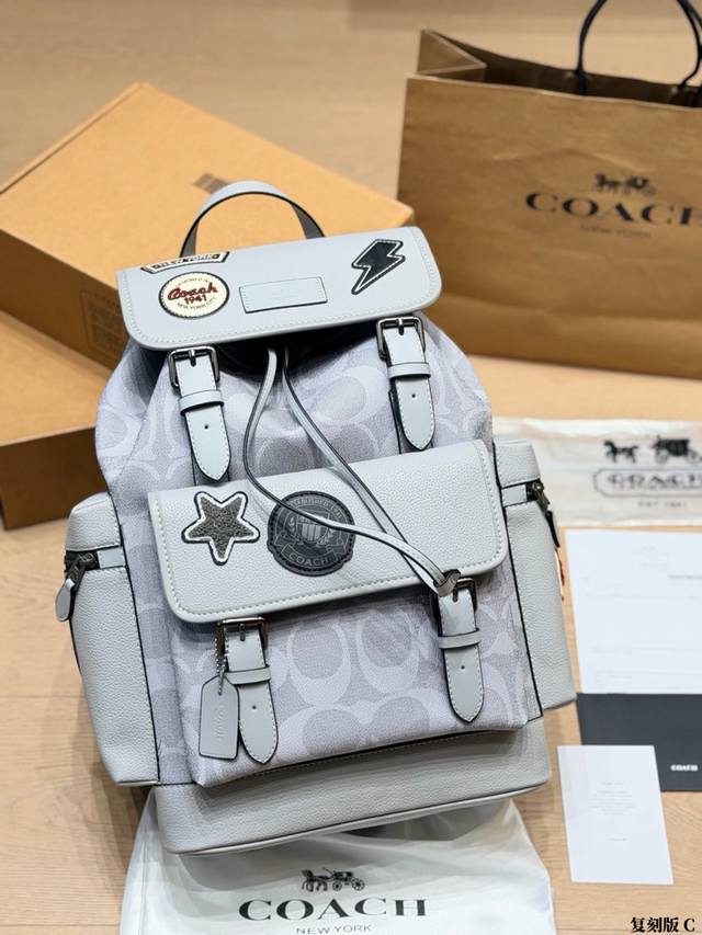 Replica p260 Coach Sprint Backpack. This Coach Sprint backpack features light g