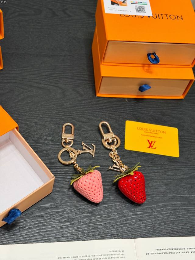p80 Gift Box Packaging This 3D realistic strawberry pendant is made of resin wit
