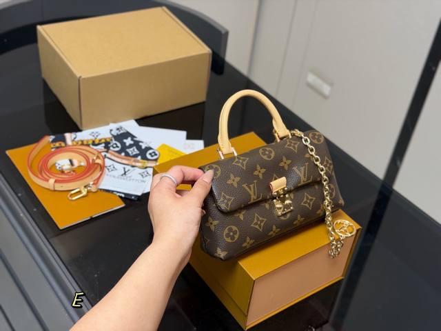 p200 Mini bag with folding box/airplane box Size: 21*11cm Lv Nano Madeleine Mini
