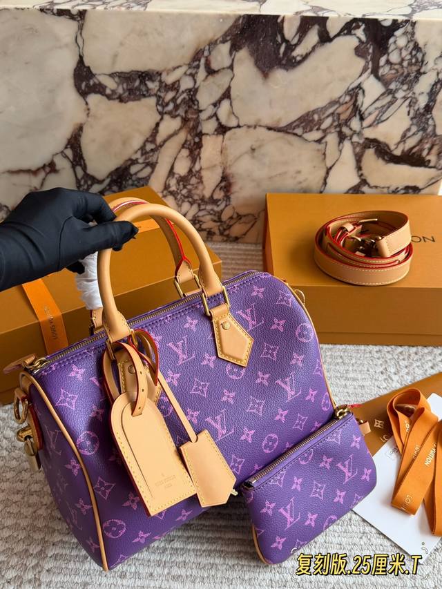 330 Original Single Item The L'Ouitton Speedy P20 handbag is a limited edition f