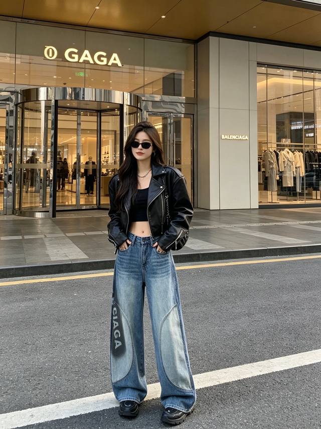 款号G26052064 Balenciac*A巴黎家新款 高端定制洗水牛仔棉、撞色拼接字母Logo涂鸦宽松时尚酷帅弯刀裤阔腿牛仔裤! M码:腰围70无弹力,臀围 款号G26052064 Balenciac*A巴黎家新款 高端定制洗水牛仔棉、撞色拼接字母Logo涂鸦宽松时尚酷帅弯刀裤阔腿牛仔裤! M码:腰围70无弹力,臀围