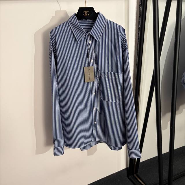 p170款号20263788 Balenciag*新款 单口袋条纹长袖衬衣,蓝色,Sml, M码:肩宽58,胸围130,袖长64,长74-80;重量:0.295 p170款号20263788 Balenciag*新款 单口袋条纹长袖衬衣,蓝色,Sml, M码:肩宽58,胸围130,袖长64,长74-80;重量:0.295