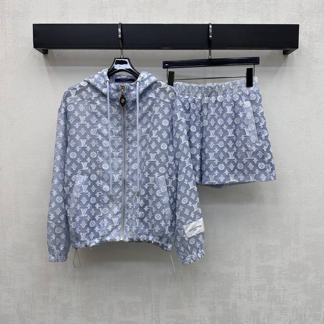 p490Louis Vuitto*2026新品上架 剪花防晒套装 定制Yb进口提花材质 质地轻盈透气 微透视防晒效果佳 通体采用满铺标志性四叶草字母徽标装饰 彰