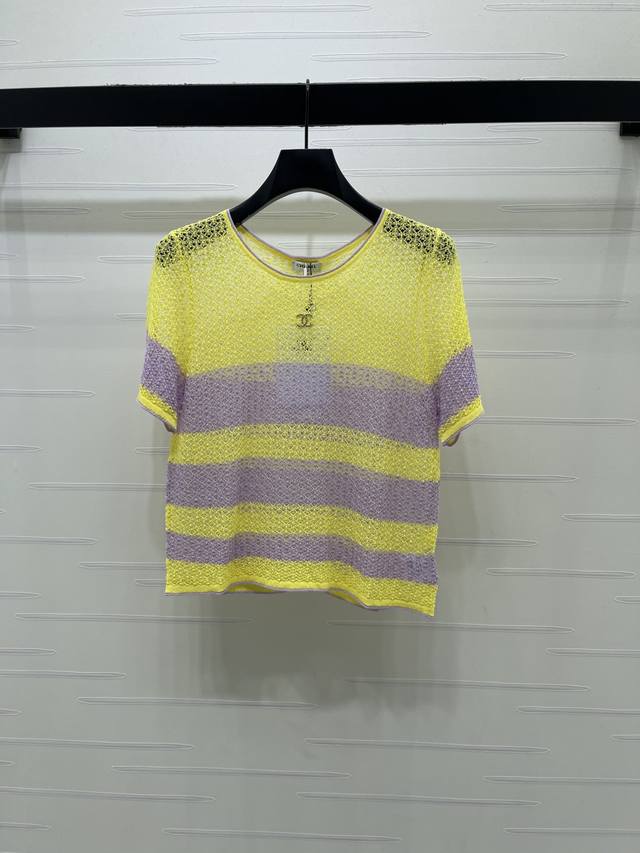 上新原单高端品质 Chane* 2026春夏最新系列！镂空条纹针织短袖！定制进口针织材质织造 轻盈透气 柔软舒适 圆领针织短袖剪裁 通体亮色系条纹搭配显白又时髦