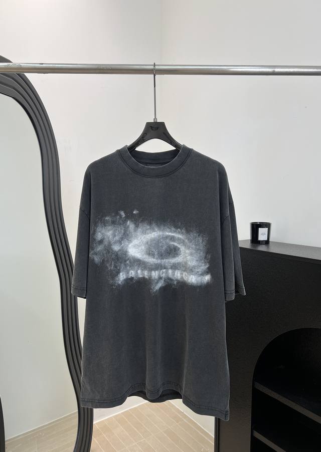 p220 Balenciag*A 巴黎 春夏新款 棉质烟雾系列短袖T、定制重磅水洗做旧面料、正面烟雾Logo设计、宽松落肩版型、男女同款 码数S M L Xl p220 Balenciag*A 巴黎 春夏新款 棉质烟雾系列短袖T、定制重磅水洗做旧面料、正面烟雾Logo设计、宽松落肩版型、男女同款 码数S M L Xl