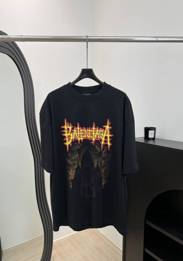 p220 Balenciag*A 巴黎 春夏新款 圣心大教堂T恤、定制洗水黑色纯棉材质、胸前火焰哥特字体、巴黎圣心大教堂印花、做旧工艺超有街头感、宽松Overs p220 Balenciag*A 巴黎 春夏新款 圣心大教堂T恤、定制洗水黑色纯棉材质、胸前火焰哥特字体、巴黎圣心大教堂印花、做旧工艺超有街头感、宽松Overs