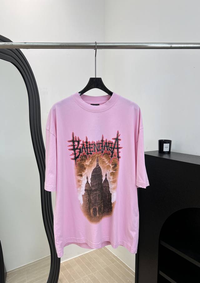 p220Balenciag*A 巴黎 春夏新款 圣心大教堂T恤、定制洗水粉色纯棉材质、胸前火焰哥特字体、巴黎圣心大教堂印花、做旧工艺超有街头感、宽松Oversi p220Balenciag*A 巴黎 春夏新款 圣心大教堂T恤、定制洗水粉色纯棉材质、胸前火焰哥特字体、巴黎圣心大教堂印花、做旧工艺超有街头感、宽松Oversi
