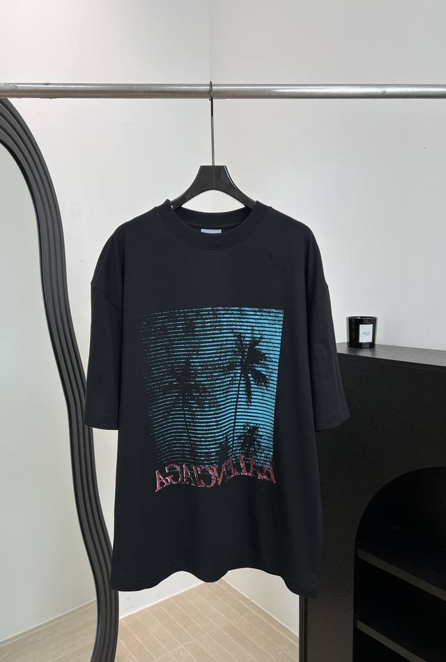 p220 Balenciag*A 巴黎 春夏新款 棉质椰树印花T恤,定制黑色洗水棉质面料、黑色主调+蓝绿色椰树图案、正面品牌字母点缀、宽松版型 码数S M L p220 Balenciag*A 巴黎 春夏新款 棉质椰树印花T恤,定制黑色洗水棉质面料、黑色主调+蓝绿色椰树图案、正面品牌字母点缀、宽松版型 码数S M L