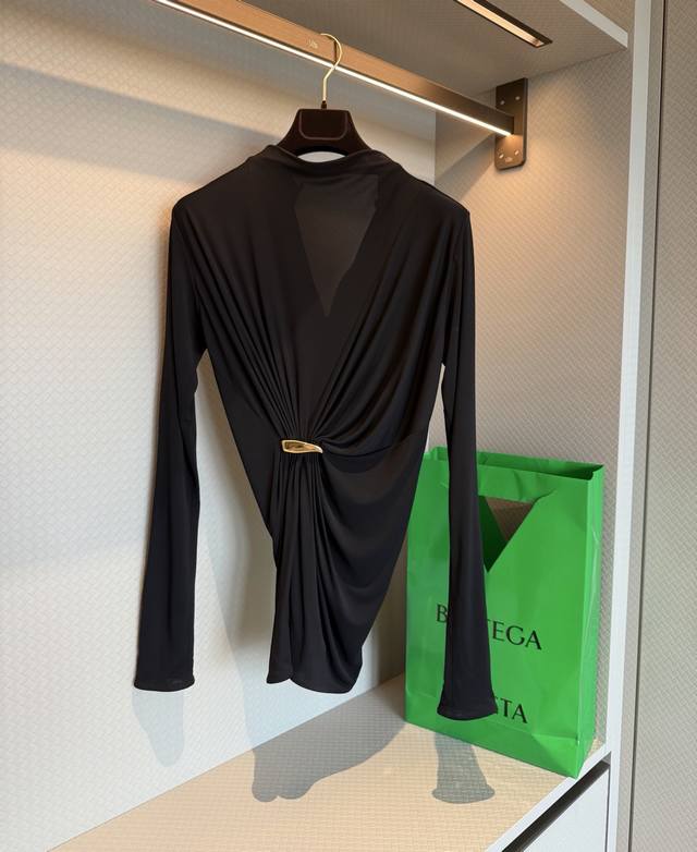 p560 原单狠货女装 配包装 Bottega Veneta黑色长袖上衣，半高领设计+腰部扭结，搭配prisma金属胸针，勾勒腰线超显身材！面料垂坠感满分，穿着