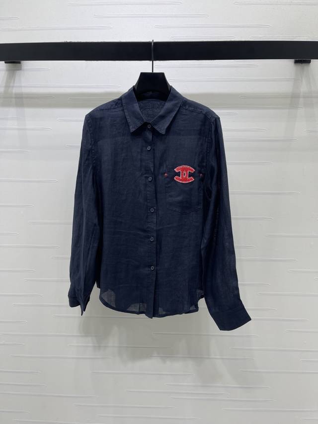 p340上新原单高端品质 Chane* 2026春夏最新系列！翻领廓形衬衣！定制进口棉麻材质 透气舒适 质感十足 胸前口袋点缀标志性刺绣字母徽标装 彰显品牌调性