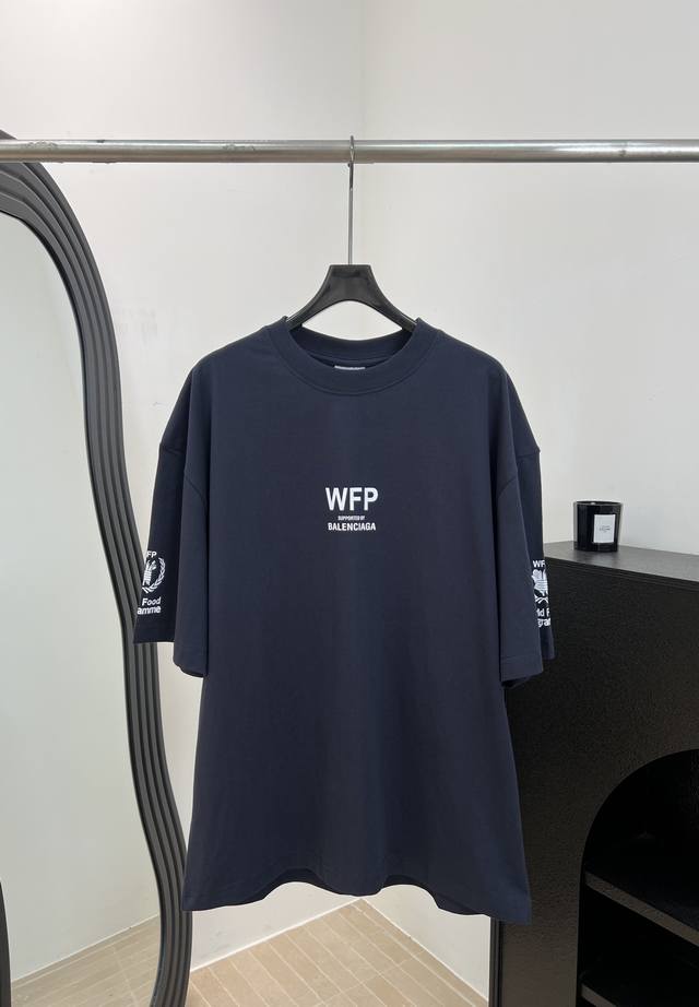 p220 Balenciag*A 巴黎 春夏新款 Wfp联名款短袖T恤、藏蓝洗水棉质面料、正面印有“Wfp印花字样、袖口粮食徽章图案、背面大段英文排版+品牌标志 p220 Balenciag*A 巴黎 春夏新款 Wfp联名款短袖T恤、藏蓝洗水棉质面料、正面印有“Wfp印花字样、袖口粮食徽章图案、背面大段英文排版+品牌标志