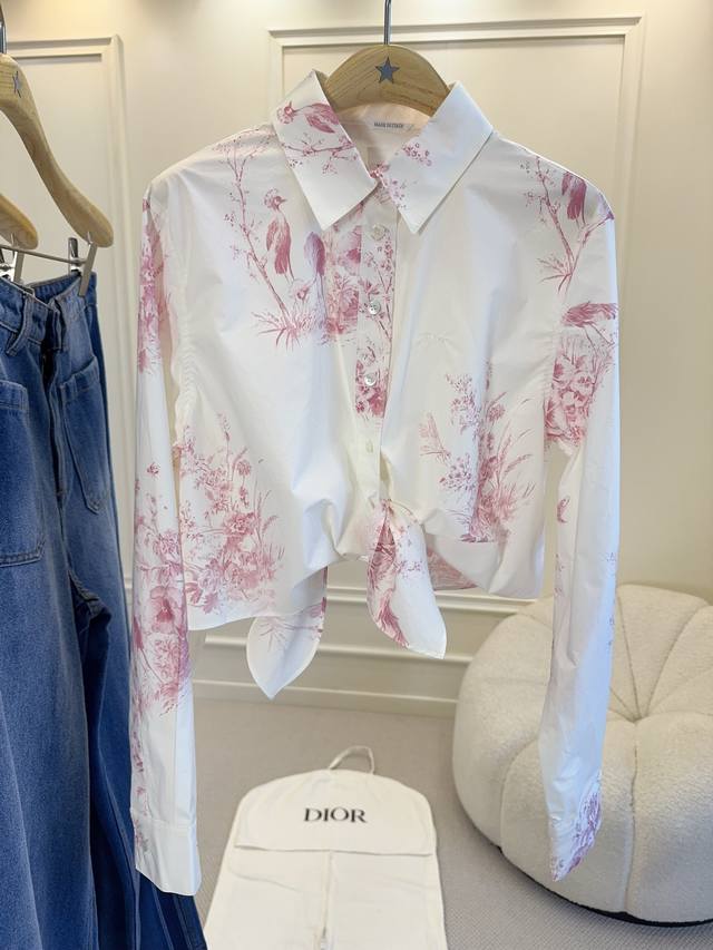 p600 Dior 2026早秋系列粉色花卉印花衬衫，奶白底配樱花粉花卉，春日氛围感满满！府绸棉材质轻盈透气，长袖+翻领设计，法式优雅又实用。下摆打结穿法超时髦