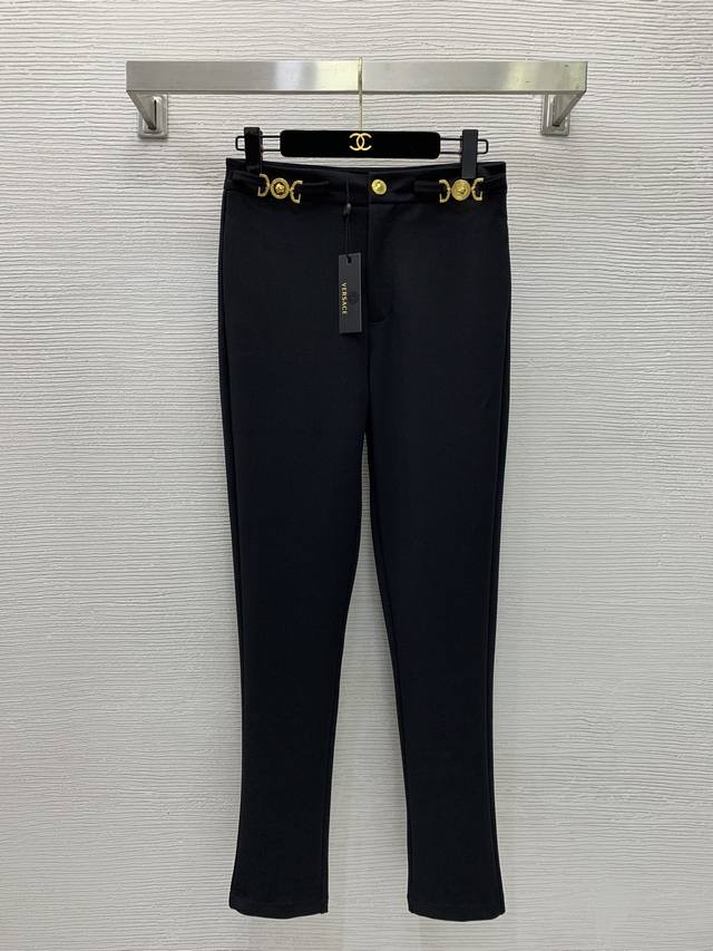 款号D26041576 Versac*新款定制经典美杜莎头像金色配件装饰修身显瘦紧身小脚裤西裤两侧有口袋！黑色，----- M码：腰围70，臀围88，裤长98