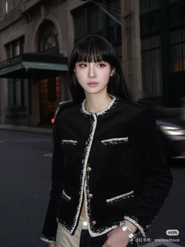 款号G25122273 Chane*L新款官网同步上新香奶奶家定制优质灯芯绒面料、内里山茶花提花、下摆内侧缝制金属链条版型垂坠有型！金线麻花编织捆边系扣门襟圆领