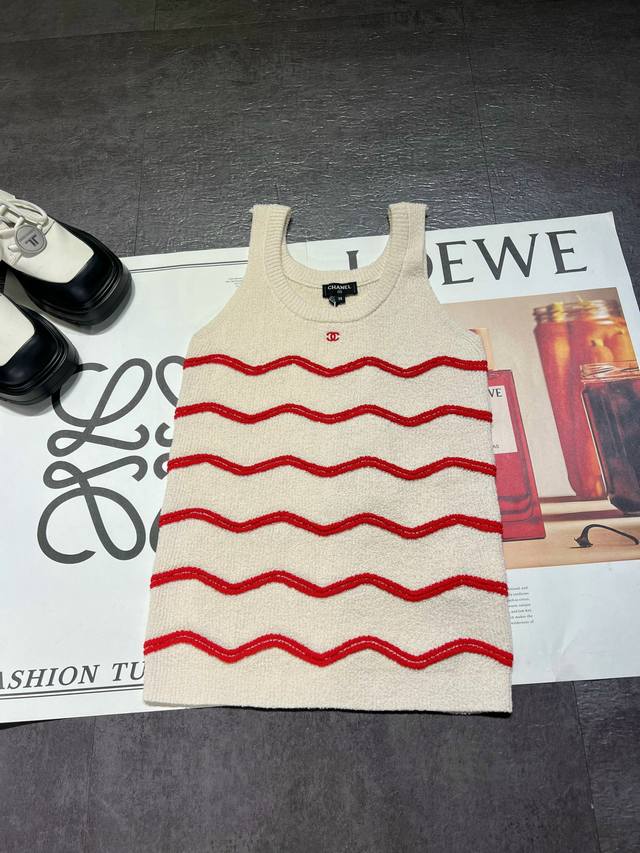 290Chane*26 Coco Beach 沙滩系列波浪纹背心，德国进口机红色波浪条纹，夏日度假氛围感拉满！针织面料柔软舒适，夏天穿超清爽Coco Beach