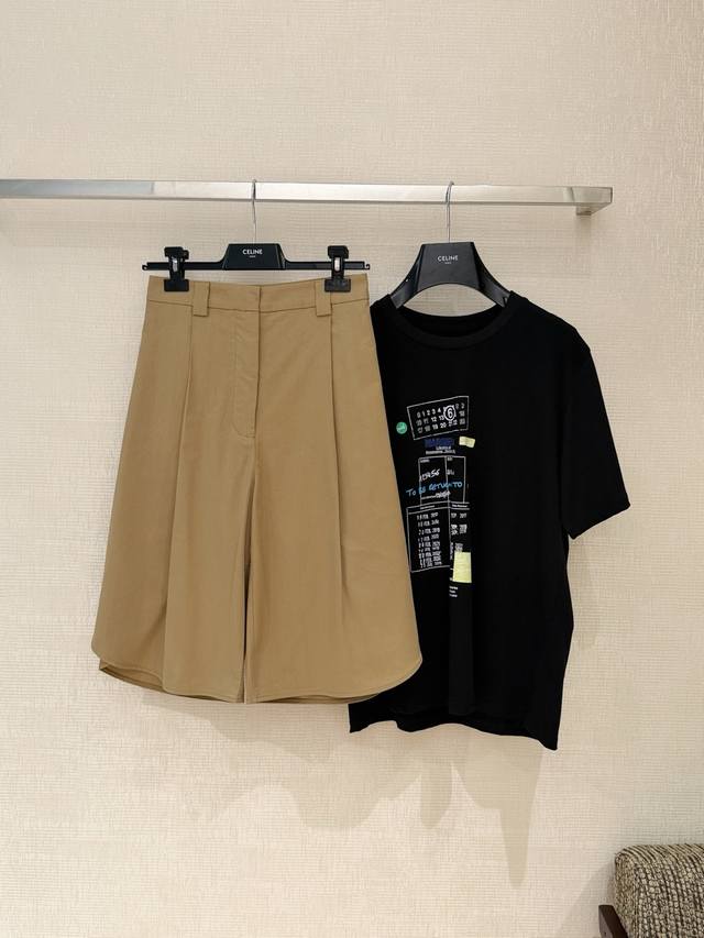 独家实拍 Balenciag*2026春夏新款卡其色阔腿中裤,以建筑般的立体剪裁重新定义都市机能美学,正面极具辨识度的折叠拼接设计打破了平面的沉闷,营造出随性又 独家实拍 Balenciag*2026春夏新款卡其色阔腿中裤,以建筑般的立体剪裁重新定义都市机能美学,正面极具辨识度的折叠拼接设计打破了平面的沉闷,营造出随性又