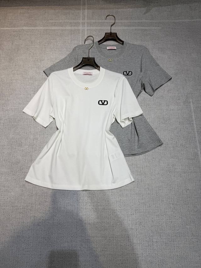 p230 原单狠货女装 配包装 Va 2026.Ss 大牌质感T恤 把Valentino的低调贵气穿进日常 精选高支高密的新疆长绒棉面料 上身软糯亲肤透气 圆领