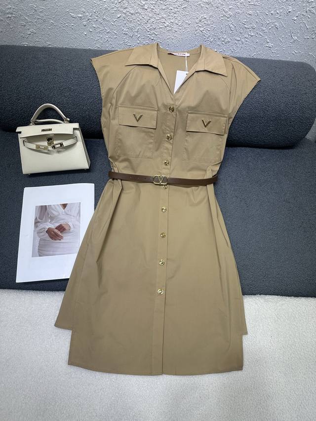 p350 Valentino*2026夏季新款V领连衣裙 口袋处定制V型金属标装饰搭配 定制腰带搭配 定制金属Logo纽扣搭配 V领设计修饰肩颈线条 棉质面料透
