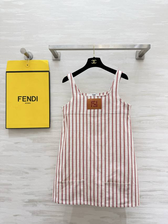 p340 Fend2限定条纹背心裙 经典米白+红条纹 自带夏日清爽滤镜 方领直筒版型 不挑身材还藏肉！胸前皮质Logo标 低调又显贵 日常 约会 度假都能打，上