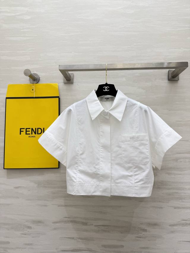 p340Fend2短款翻领白衬衫 极简主义爱好者的天菜单品！利落翻领短款廓形 轻松拉高腰线 隐藏式门襟设计 干净又高级 胸前品牌刺绣口袋低调又有辨识度 高支棉面