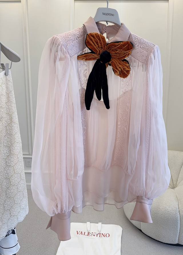 p1890 Valentino 2026新款粉色真丝刺绣衬衫，灵感来自“萤火虫”主题，轻薄纱质，浪漫优雅满分。胸前丝绒蝴蝶结，棕黑撞色超有层次感，灯笼袖设计复古
