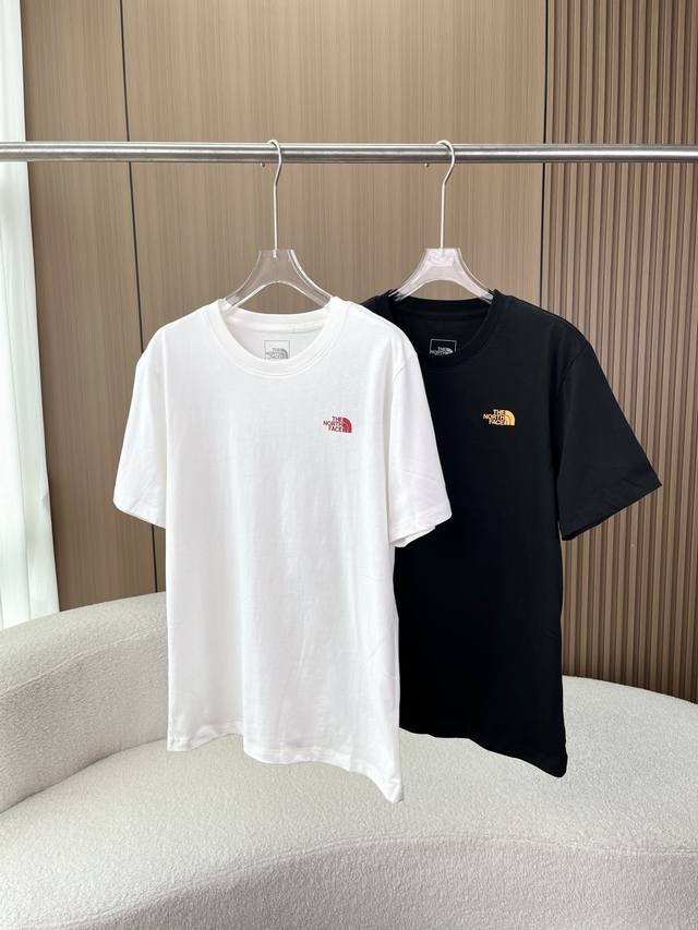 p100 The North Face 北面 经典印花短袖T恤 山系美学 × 日常松弛 ,解锁夏日穿搭的舒适与格调 左胸点缀The North Face经典品牌 p100 The North Face 北面 经典印花短袖T恤 山系美学 × 日常松弛 ,解锁夏日穿搭的舒适与格调 左胸点缀The North Face经典品牌