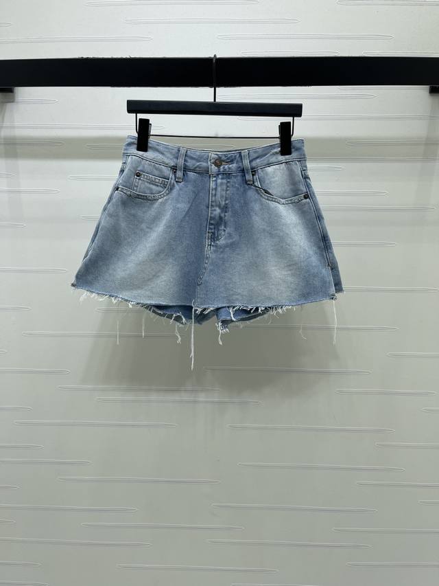 p210 原单狠货女装 配包装 上新原单高端品质Balenciag* 2026春夏最新系列!磨破牛仔短裤!定制斜纹棉牛仔材质,质感高级,挺括有型,高腰系扣短裤版 p210 原单狠货女装 配包装 上新原单高端品质Balenciag* 2026春夏最新系列!磨破牛仔短裤!定制斜纹棉牛仔材质,质感高级,挺括有型,高腰系扣短裤版