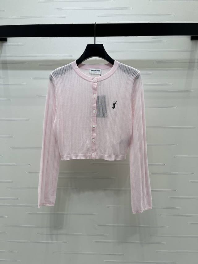 p230上新原单高端品质 Ysl* 2026春夏最新系列!圆领针织长袖开衫!定制进口针织纱线材质织造 轻薄透气 柔软舒适 圆领长袖开衫剪裁 通体竖坑条肌理微透设 p230上新原单高端品质 Ysl* 2026春夏最新系列!圆领针织长袖开衫!定制进口针织纱线材质织造 轻薄透气 柔软舒适 圆领长袖开衫剪裁 通体竖坑条肌理微透设