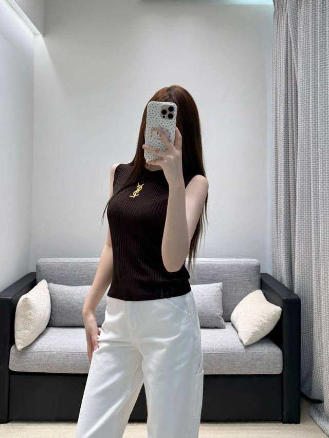 p80 90春夏新品 Ysl 针织背心,以高密坑条织法打造立体肌理,贴身显瘦不勒肉。圆领与无袖剪裁利落清爽,胸口金色标识低调点明格调。焦糖红与深棕双色可选,软糯 p80 90春夏新品 Ysl 针织背心,以高密坑条织法打造立体肌理,贴身显瘦不勒肉。圆领与无袖剪裁利落清爽,胸口金色标识低调点明格调。焦糖红与深棕双色可选,软糯