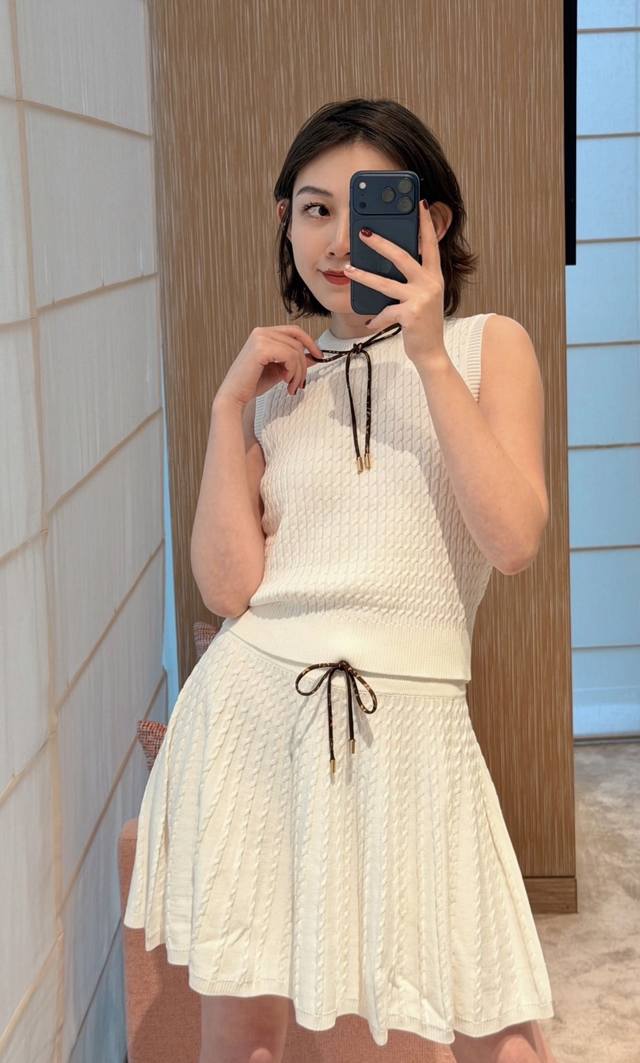 Top wholesale price 330, Skirt wholesale price 340. Louis Vuitton Spring/Summer