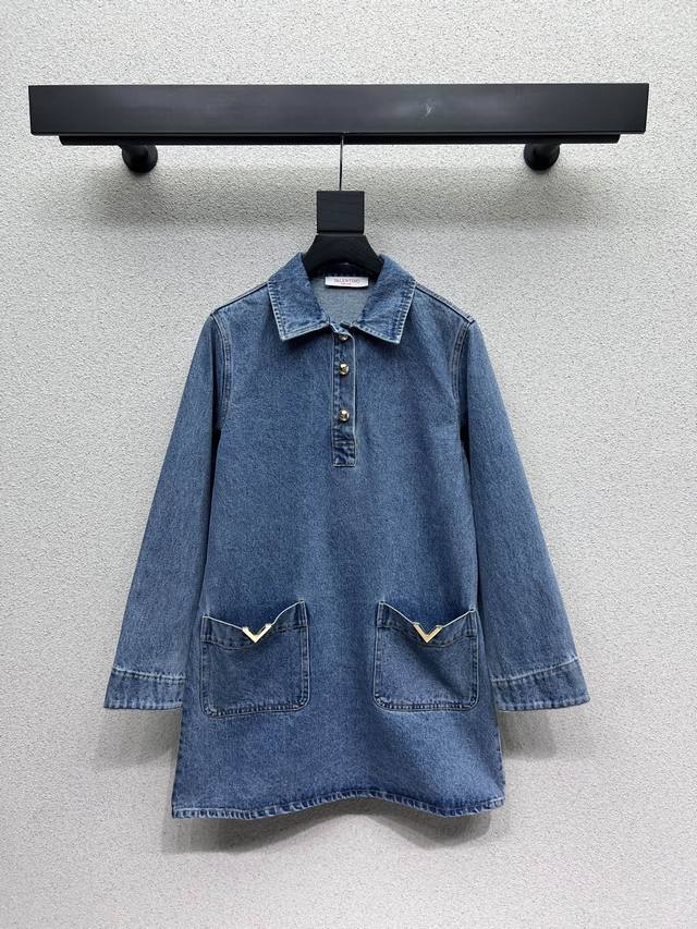 秒杀特价 一件160特价款不退不换 华伦天奴牛仔连衣裙 定制面料 上身成衣质感十足 优雅气质设计 日常穿搭演绎经典英伦时尚 高品质 尺码Sml999320