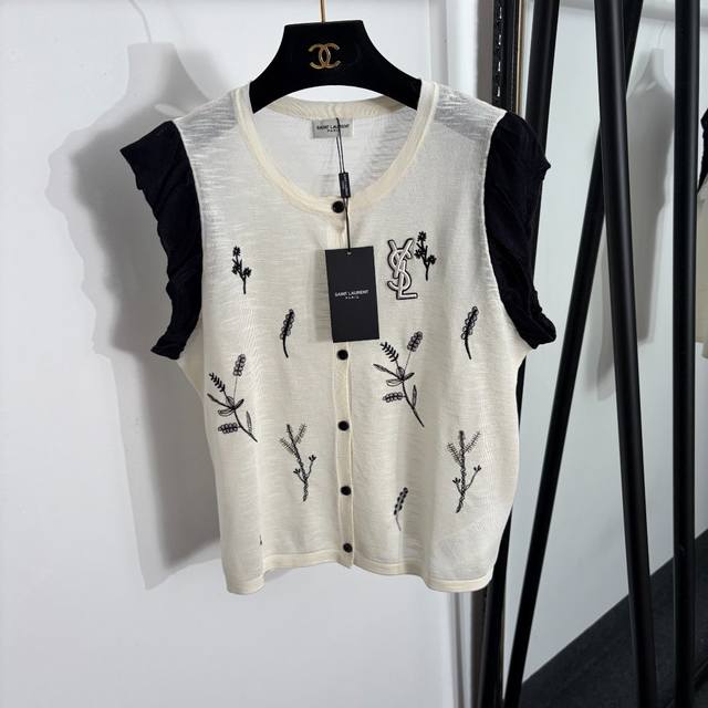 p290 款号20263995 Ysl*新款 Logo刺绣花朵拼色小飞袖针织背心,米白色,Sml, M码:胸围98,长54;重量:0.125Kg 1326564 p290 款号20263995 Ysl*新款 Logo刺绣花朵拼色小飞袖针织背心,米白色,Sml, M码:胸围98,长54;重量:0.125Kg 1326564