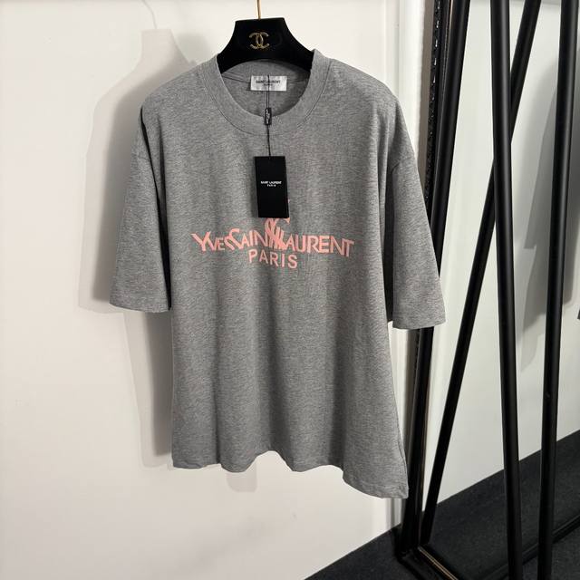 p160 款号20263983 Ysl*新款 粉色Logo字母印花宽松短袖T恤,灰色,Sml, L码:肩宽54,胸围114,袖长26,长74;重量:0.300K p160 款号20263983 Ysl*新款 粉色Logo字母印花宽松短袖T恤,灰色,Sml, L码:肩宽54,胸围114,袖长26,长74;重量:0.300K