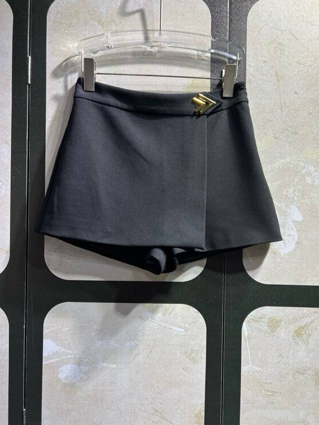 ppp290Valentin**华伦天奴 女士绉纱高级裙裤出货，2026早秋款，百搭单品，裙子的版型短裤的穿法，衣橱必备款，注意咱家大货不带标，需要的下单备注，