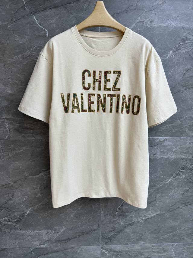 早春新款上新啦 华伦天奴字母T恤 2026早春系列 圆领落肩设计 胸前Chez Valentino刺绣图案 休闲时髦减龄 进口纯棉面料 厚实舒适 宽松版型 上身