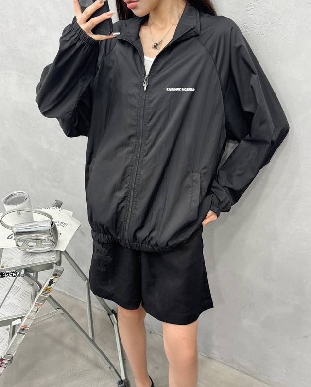 p430 克罗心 ｜ 新款防晒风衣，前后品牌经典印花标，特别拼接结构款式，涂层薄防晒面料，休闲时尚，尺码Sml