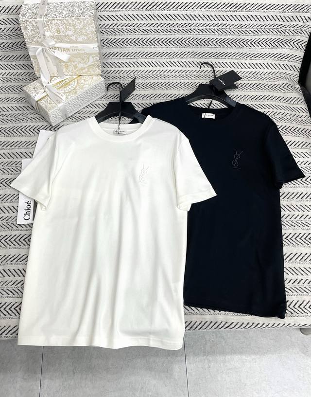 p180 26Ss 春夏新款 Ysl简约百搭刺绣字母图案T恤! 强烈推荐热卖款! 做工品质看细节 Color:白 黑 Size:Sml p180 26Ss 春夏新款 Ysl简约百搭刺绣字母图案T恤! 强烈推荐热卖款! 做工品质看细节 Color:白 黑 Size:Sml