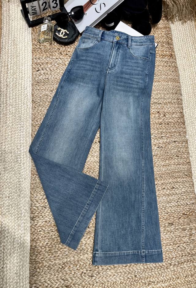 Versace 2026年Ss 无需过多堆砌，一件就够惊艳。 入手了这条范思哲Denim，五金的质感是顶级的浪漫。垂坠的裤管藏着无限慵懒，Medusa的印记是无