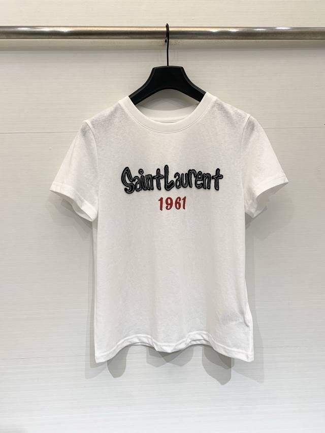 p230 Ysl Saint Laurent 1961 刺绣白色短袖T恤,修身短款基础白T,标志性的手写体刺绣Logo,黑底白边+红色数字“1961”,复古又有 p230 Ysl Saint Laurent 1961 刺绣白色短袖T恤,修身短款基础白T,标志性的手写体刺绣Logo,黑底白边+红色数字“1961”,复古又有
