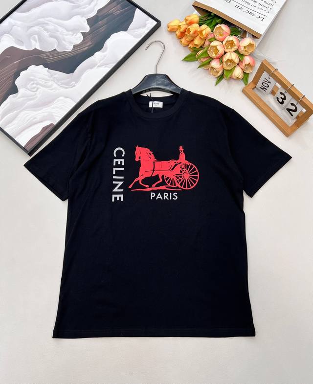 p200 Celine 经典字母T恤炸街款！采用手工印花工艺 黑白颜色百搭时髦 实用性非常强的一件！纯棉面料上身亲肤舒适 随意搭配都好看！Ins 小红书等平台超