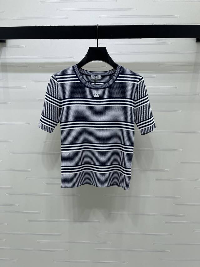 p240 上新原单高端品质 Chane* 2026春夏最新系列！撞色条纹针织短袖！定制进口纱线织造 弹力舒适 质感十足 圆领针织短袖剪裁 大身通体疏密粗细交错的