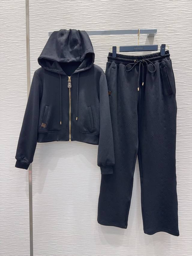 97789#特价140Louis Vuitto* 2025Fw新款套装 上身显瘦又提升时髦度，优雅气质，衣橱必备 1L