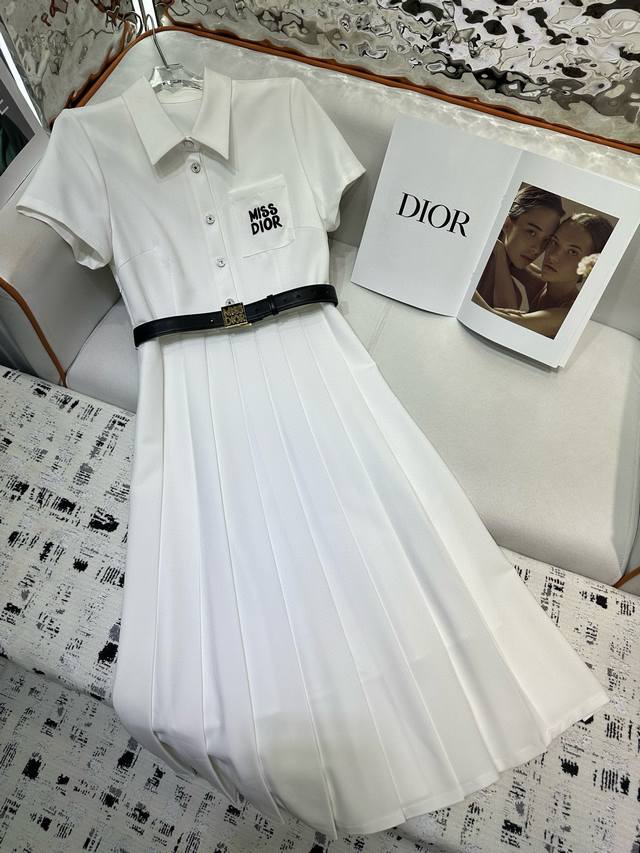 96606#特价100Dior 2025春夏新款翻领短袖连衣裙 字母刺绣装饰 搭配皮腰带 白色 2S