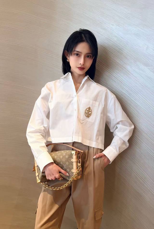 88330 Lv 航海系列白色衬衫 经典长袖设计，高品质棉质面料，柔软透气，日常穿着超舒适！左胸金色锚形刺绣徽章，航海主题感满满，细节精致。剪裁简约大方，搭配高