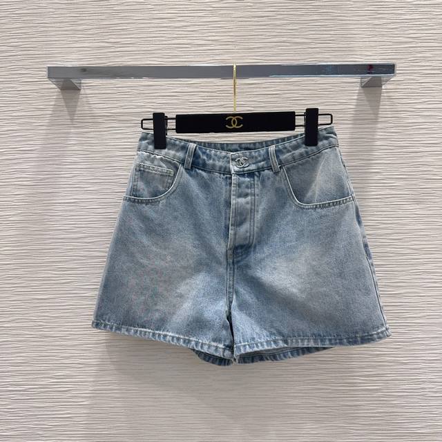 12280#140蓝色 短裤 Chane* 26Ss 立体双C系列～ 双C扭转金属扣设计牛仔裤 百搭系列 推荐自留 夏季衣橱必备款 原色系列真的很百搭 后备双C
