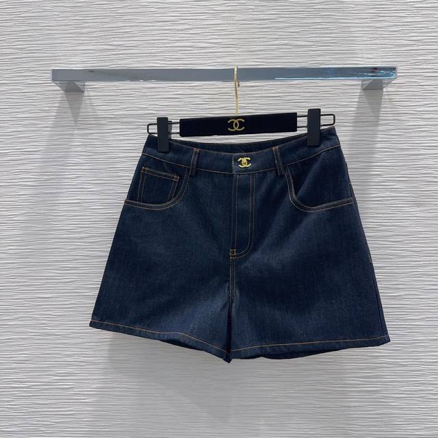 12280-1#130短裤 Chane* 26Ss 立体双C系列～ 双C扭转金属扣设计牛仔裤 百搭系列 推荐自留 夏季衣橱必备款 原色系列真的很百搭 后备双C车