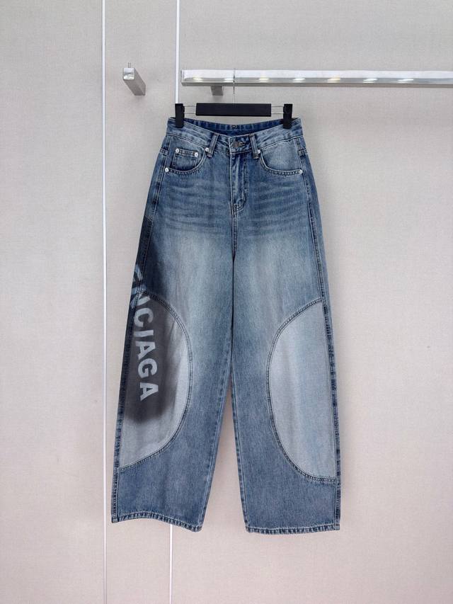 12519#170 Balenciaga*26年春夏新款现货 字母印花弯刀牛仔阔腿裤 洗水颜色好看 水洗做旧×渐变字母×弯刀廓形 拒绝千篇一律的基础款 自带街头 12519#170 Balenciaga*26年春夏新款现货 字母印花弯刀牛仔阔腿裤 洗水颜色好看 水洗做旧×渐变字母×弯刀廓形 拒绝千篇一律的基础款 自带街头